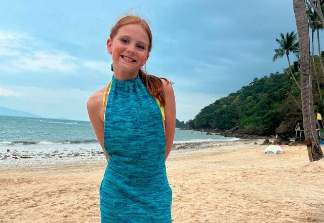 Pixie Curtis na praia, a menina que vai se aposentar aos 12 anos