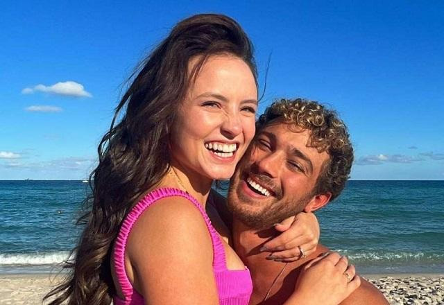 Larissa Manoela e André Luiz posam sorrindo e abraçados na praia