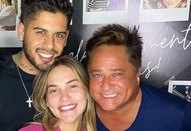 Zé Felipe, Virginia e Leonardo posam sorrindo para foto