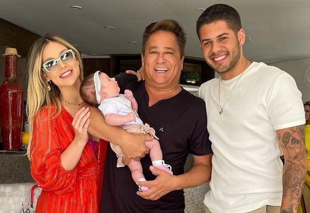 Zé Felipe, Virginia e Leonardo posam sorrindo para foto