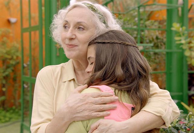 julieta abraçada com clara