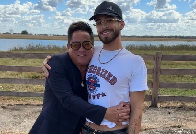 Leonardo e João Guilherme posam abraçados e sorrindo