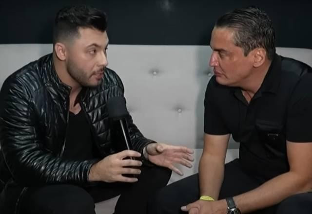 Murilo Huff converrsa com Leo Dias nos bastidores de show