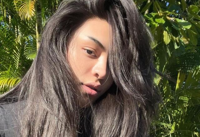 Pabllo Vittar posa no jardim usando biquíni