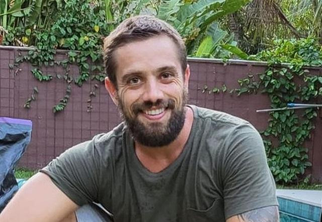 Rafael Cardoso sorrindo para foto