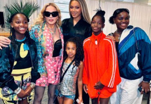 Beyoncé e Madonna posam ao lado das famílias para foto