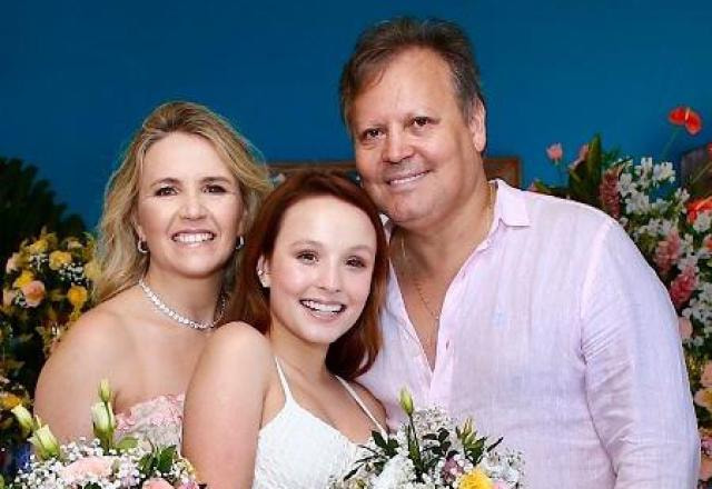 A atriz Larissa Manoela e os pais