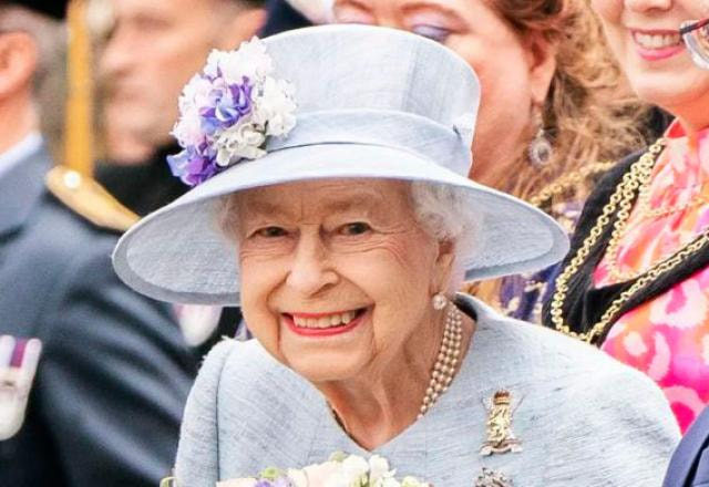 Rainha Elizabeth II sorri