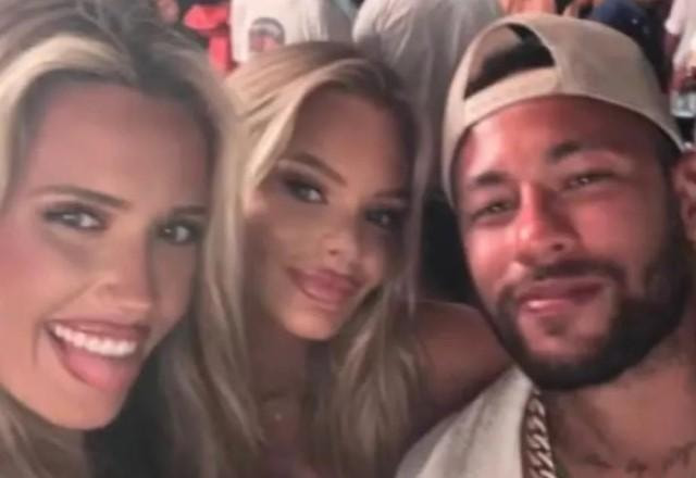 Neymar posa em balada em Ibiza ao lado de duas modelos