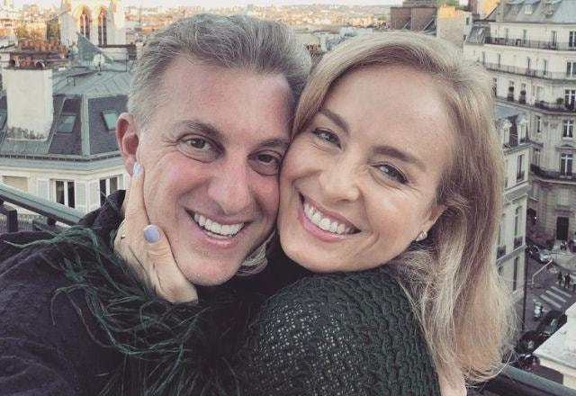 Angélica e Luciano Huck posam abraçados e sorrindo