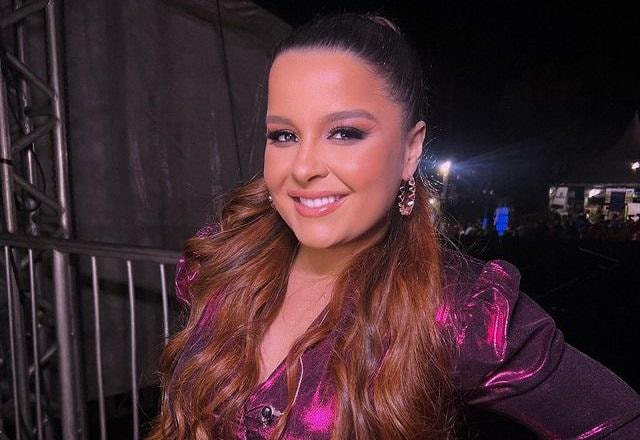 Maiara posa sorrindo nos bastidores de show