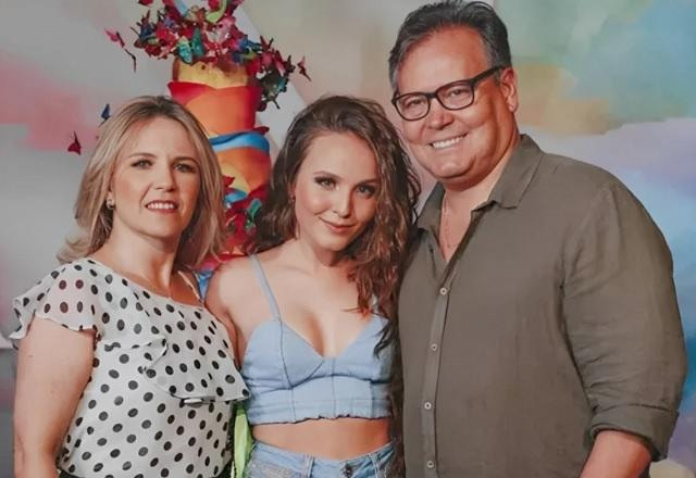 Larissa Manoela posa ao lado dos pais em festa de aniversário