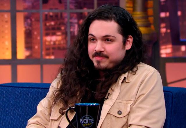Gustavo Machado no palco do The Noite.