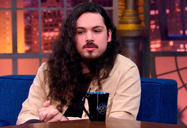 Gustavo Machado no palco do The Noite.