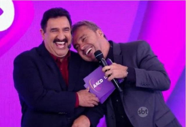 Gugu Liberato e Ratinho abraçados no palco do Teleton