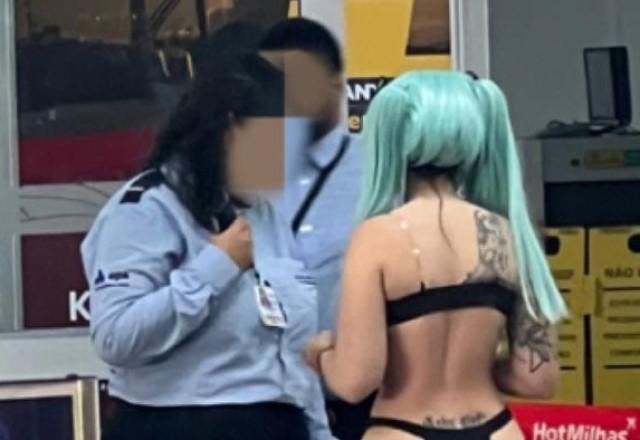 Influencer vestida com roupa íntima em aeroporto