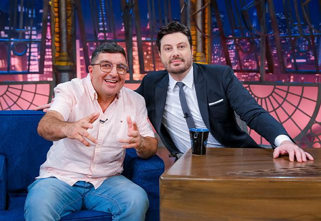 Paulo Landim e Danilo Gentili posam juntos para foto.