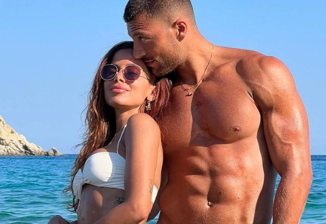 Anitta e Simone Susinna posam de roupa de banho na praia