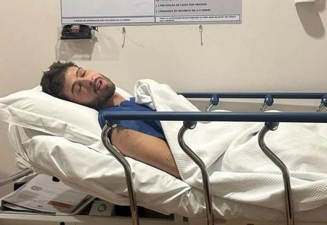 João Guilherme dormindo em cama de hospital