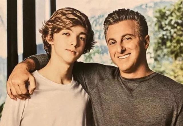 Luciano Huck posa com o filho