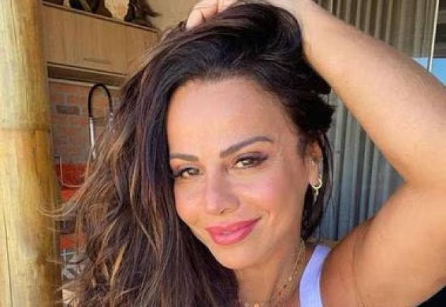 A atriz Viviane Araújo posa sorrindo e com a mão na cabeça