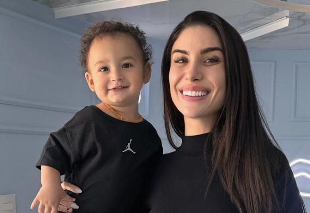 Bianca Andrade posa sorrindo com o filho, Cris