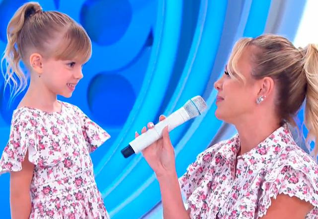 Eliana e a filha Manu no palco do Programa Eliana.