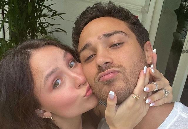 Larissa Manoela e André Luis Frambach tiram selfie abraçados