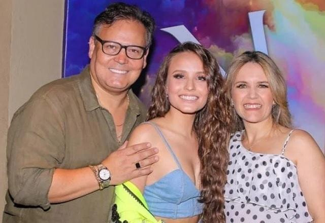 Larissa Manoela, Silvana Taques e Gilberto Elias sorrindo para a foto