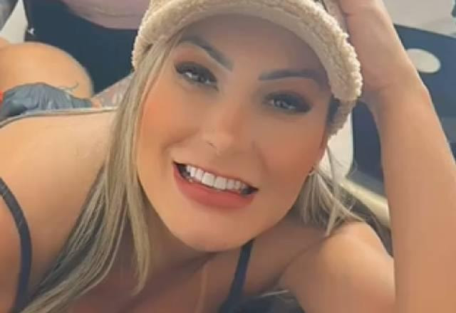 Andressa Urach posa deitada em maca de estúdio de tatuagem