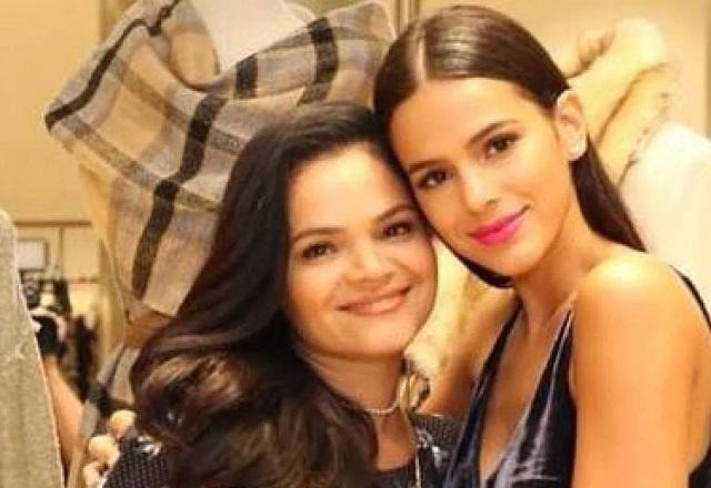 Bruna Marquezine e mãe posam sorrindo abraçadas