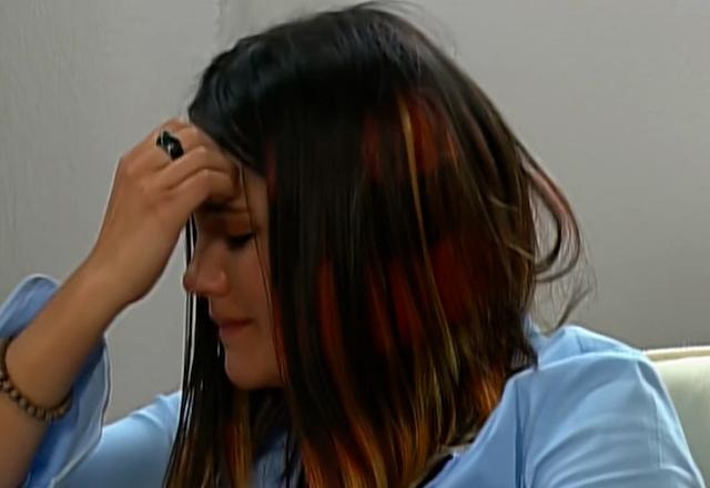 roberta pardo chorando com a mão na testa