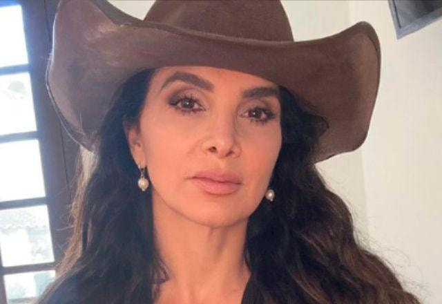 Luiza Ambiel tira selfie usando chapéu de cowboy