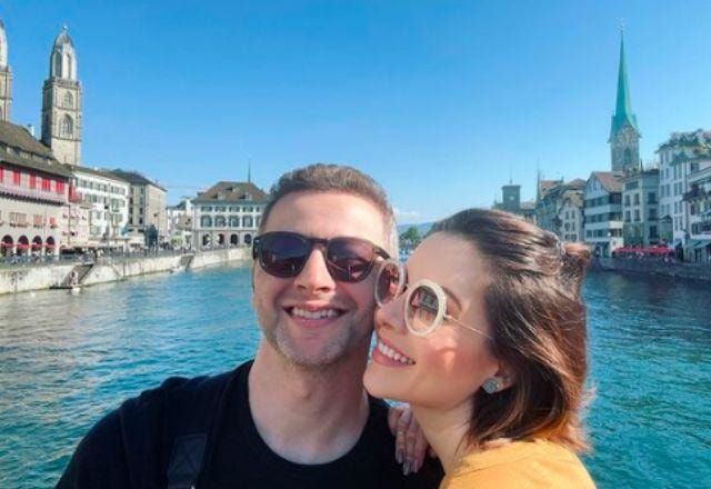 Sandy e Lucas Lima tiram selfie sorrindo durante passeio em cidade europeia