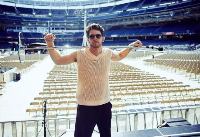 Nick Jonas posa na plateia de show