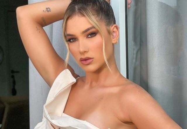 Virginia Fonseca posa de look branco e com a mão na cabeça