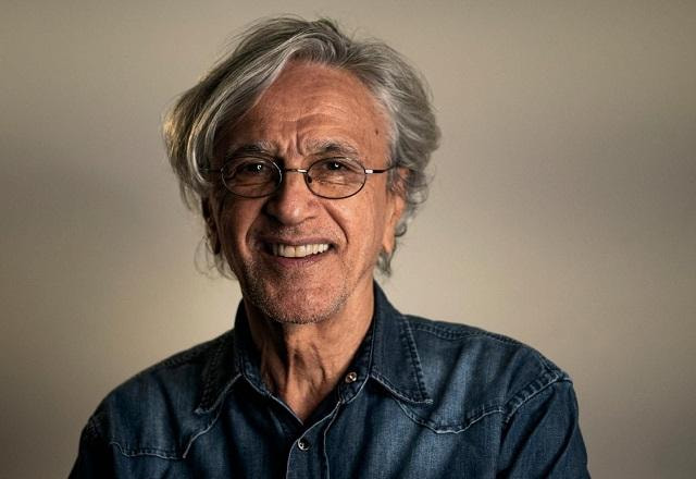 Caetano Veloso posa sorrindo