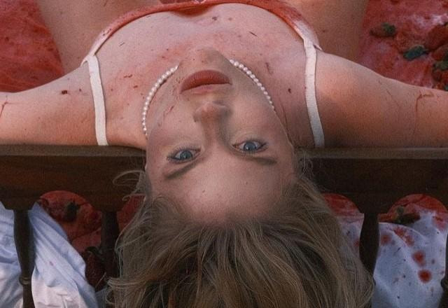 Luísa Sonza deitada na cama durante clipe de sua música, Campo de Morango
