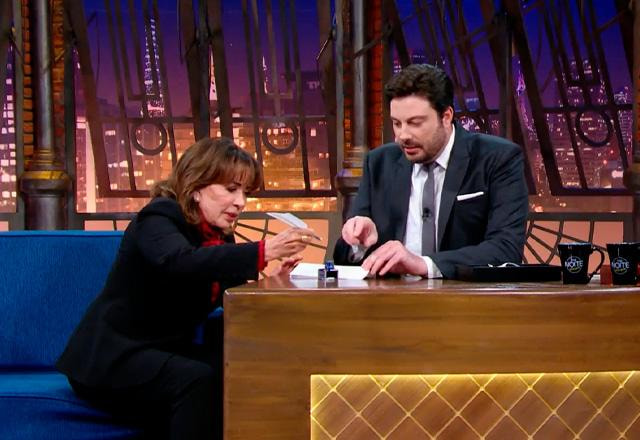 Íris Abravanel no palco do The Noite.