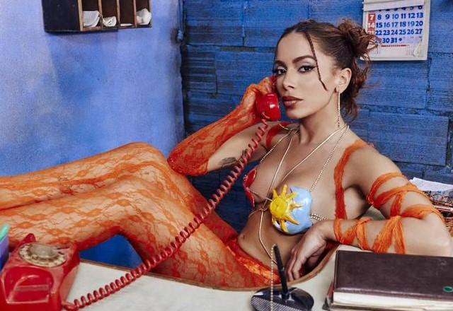 Anitta em foto de divulgação do clipe da música Casi Casi