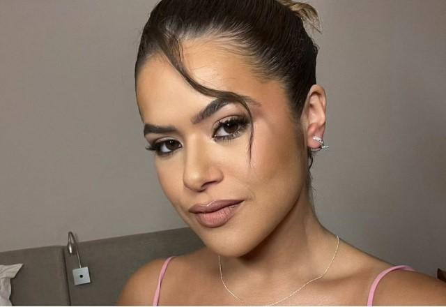 Maisa Silva tira selfie produzida e usando vestido rosa