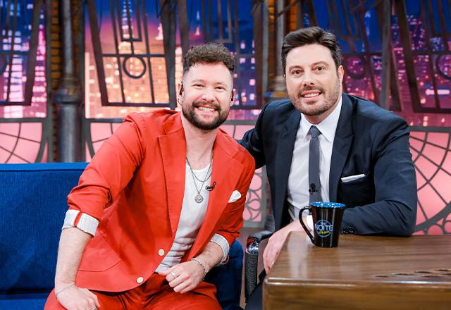 Calum Scott e Danilo Gentili posam juntos para foto.