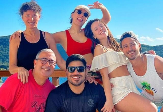 Larissa Manoela, André Luiz Frambach e família