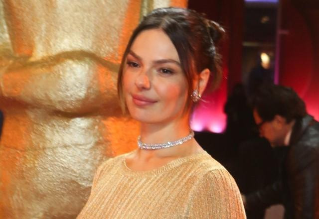 Isis Valverde usando vestido transparente no tapete vermelho de seu novo filme