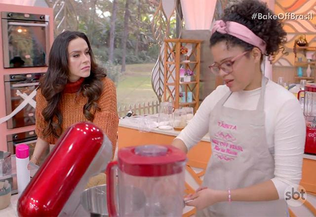 Nadja Haddad  conversando com participante na tenda do bake off brasil