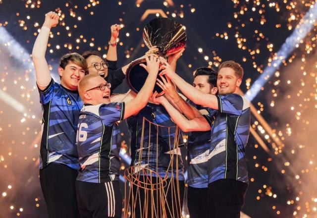 Foto dos jogadores da Evil Geniuses levantando o troféu do Valorant Champions 2023