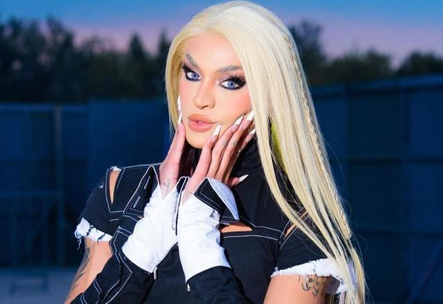 Pabllo Vittar posa no jardim