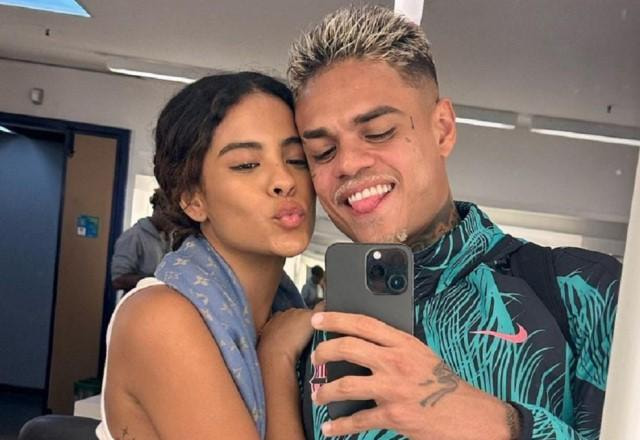 MC Cabelinho e Bella Campos tiram selfie no espelho