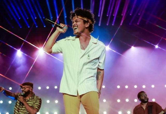Bruno Mars cantando no palco do The Town