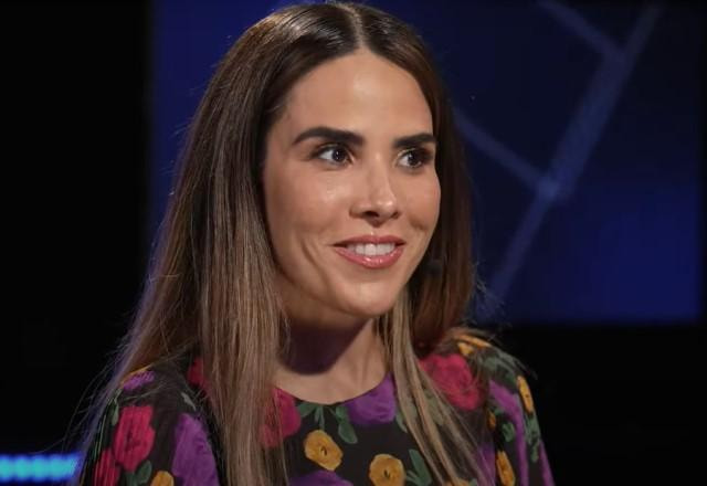 Wanessa sorrindo durante entrevista com blogueirinha